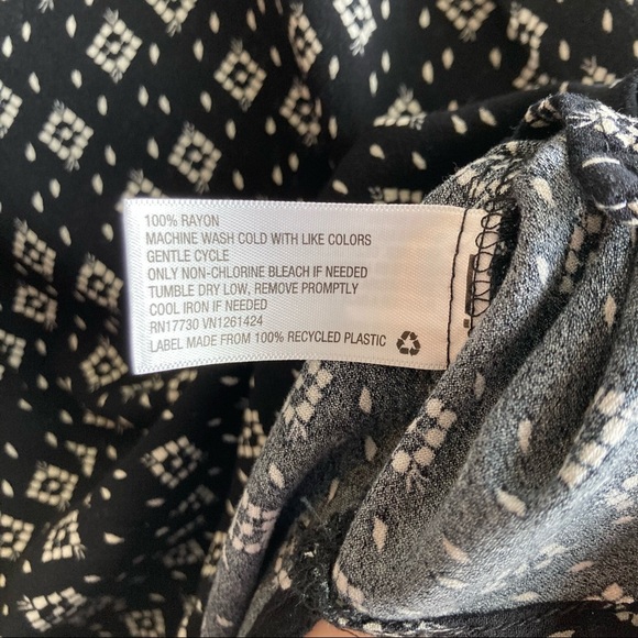 Universal Thread Women’s Top Sleeveless Black w/white print top blouse - Picture 7 of 8